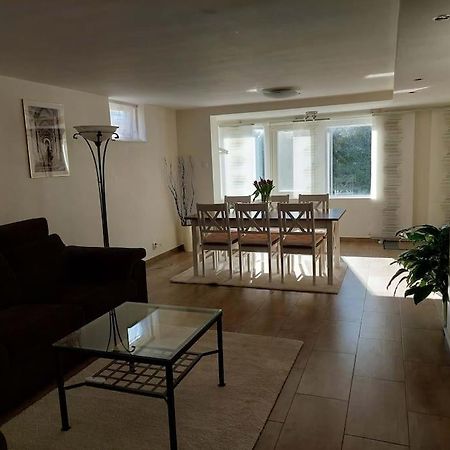 Laegenhet Pa Landet Naera Stan Apartamento Jonsered Exterior foto
